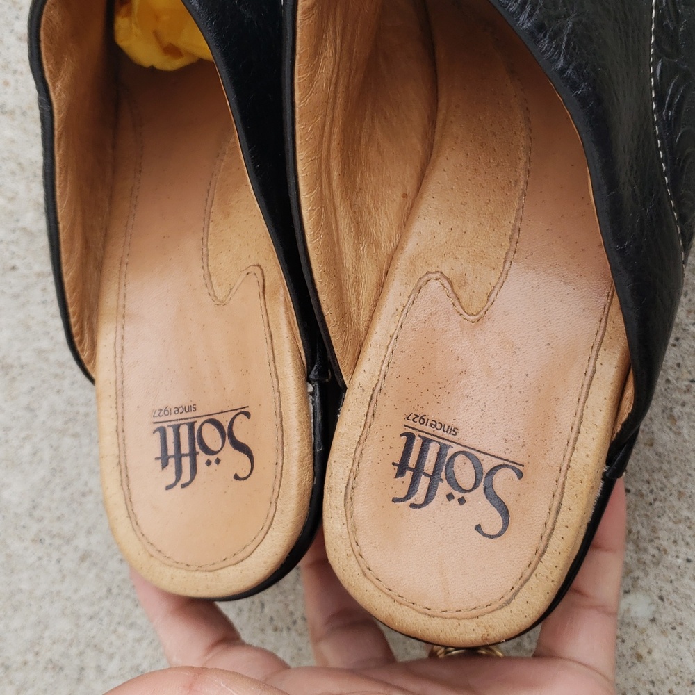 Sofft Floral Embossed Black Leather Slip On Mules Clogs Size 7.5 Comfort Neutral - Picture 10 of 16